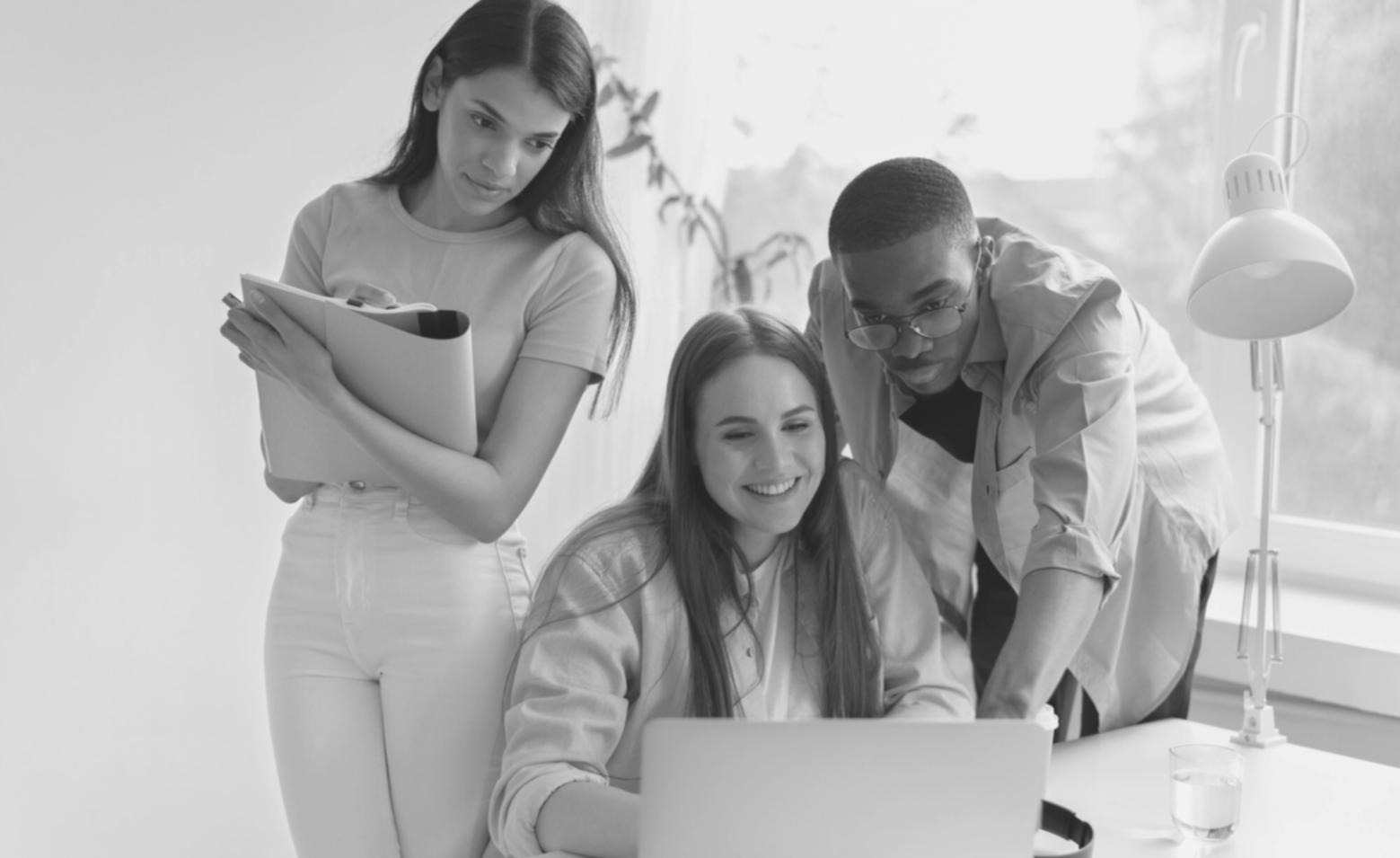 Estudiantes aprendiendo técnicas de pentesting en juegos móviles